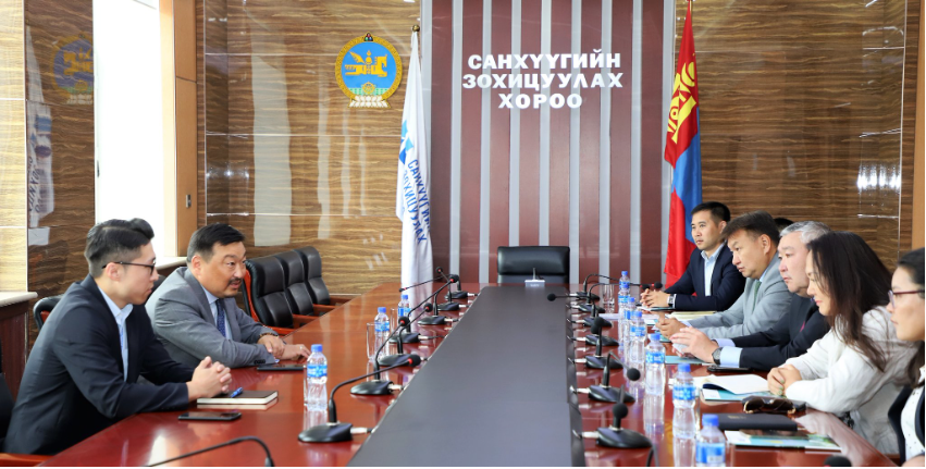 Санхүүгийн зохицуулах хорооны дарга Д.Баярсайхан Монголын үнэт цаасны арилжаа эрхлэгчдийн холбооны төлөөлөлтэй уулзлаа.